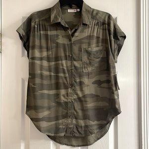 NWT Camo Hi-Lo SO Button Down Collared Top 100% Rayon Cap Sleeve One Pocket